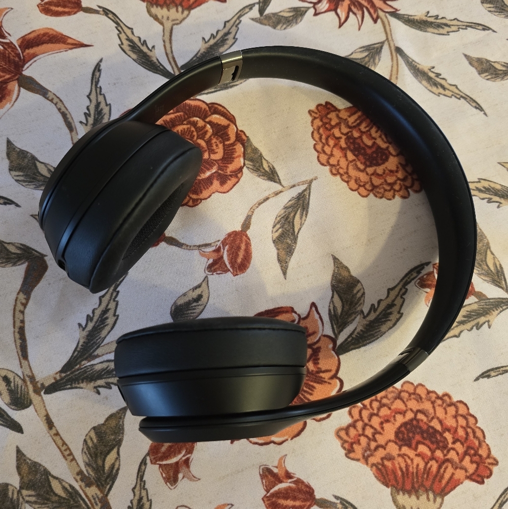 Beats Solo 4 Wireless Over-Ear Headphones — Black - Picture 3 of 6